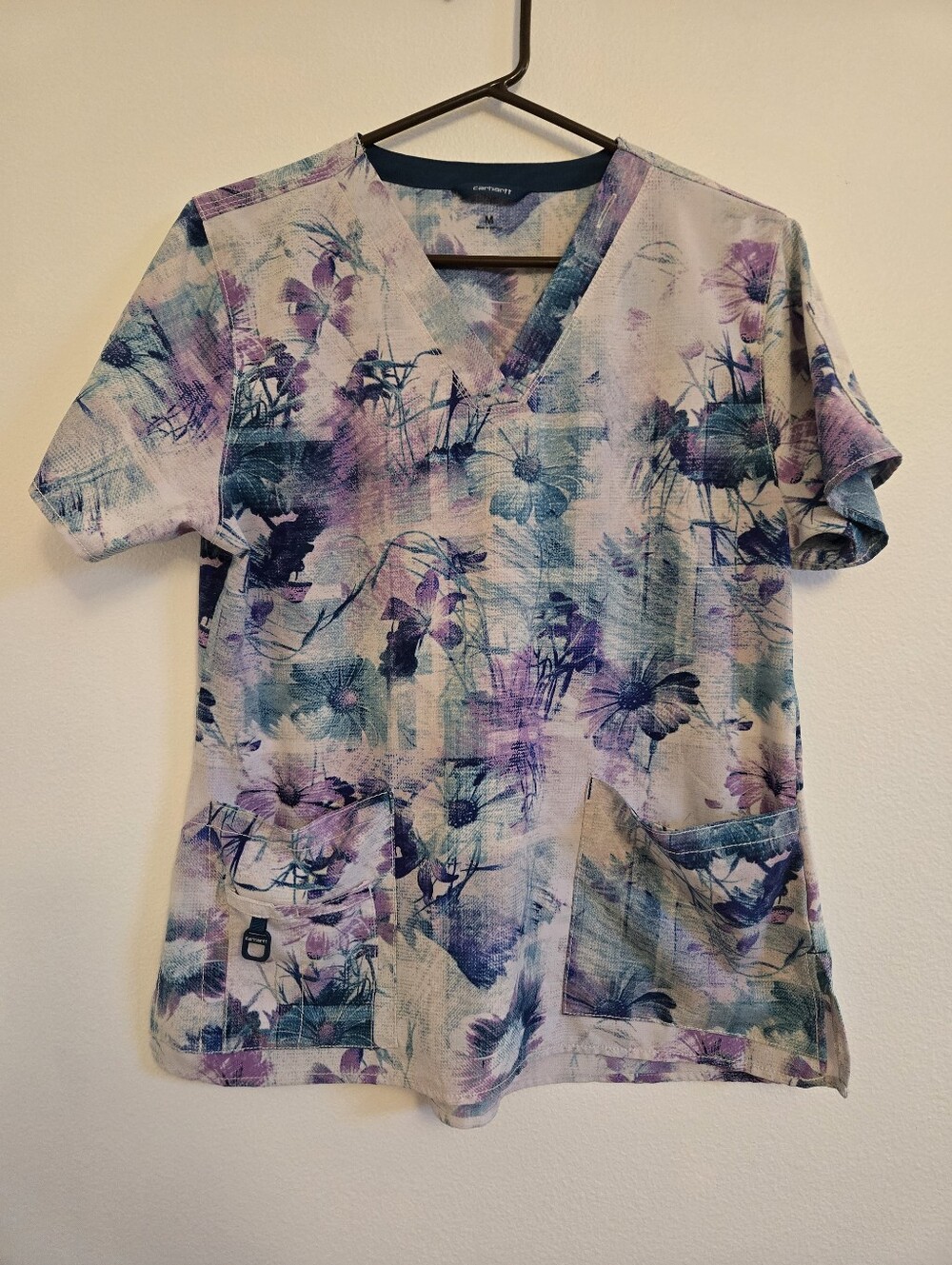 Carhartt Women’s Floral V-Neck Scrub Top in Purple and Teal Sz M